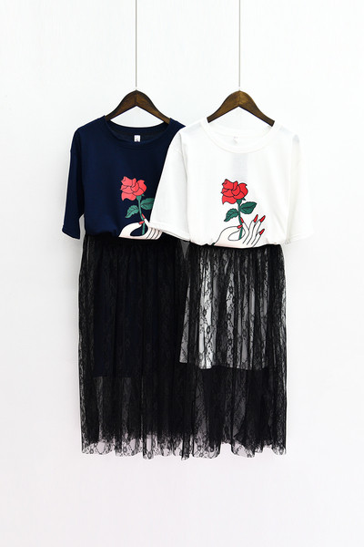 Πολλές σύγχρονες γυναίκες φόρεμα σε δύο χρώματα με μπουκετάκια εφαρμογή