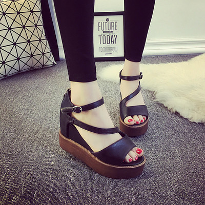Стилни дамски сандали с платформа за пролетта и лятото в черен и бял цвят