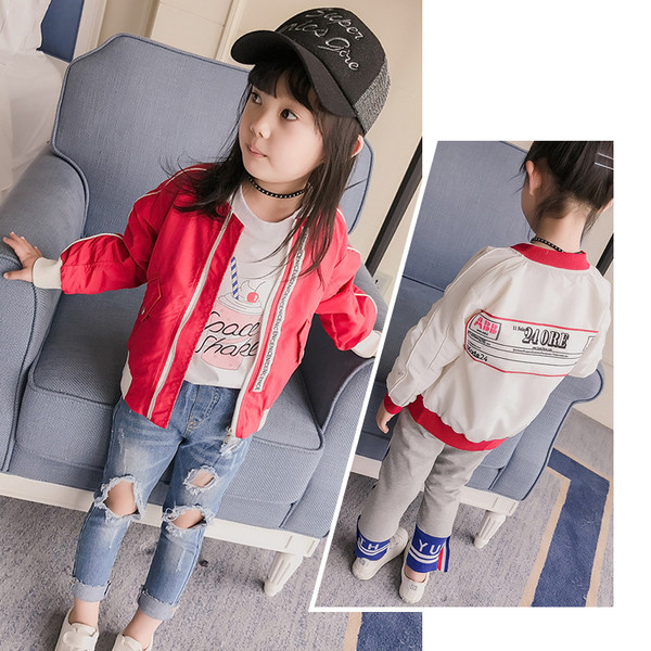 Ένα υπέροχο μπουφάν για κορίτσια σε λευκό και κόκκινο χρώμα