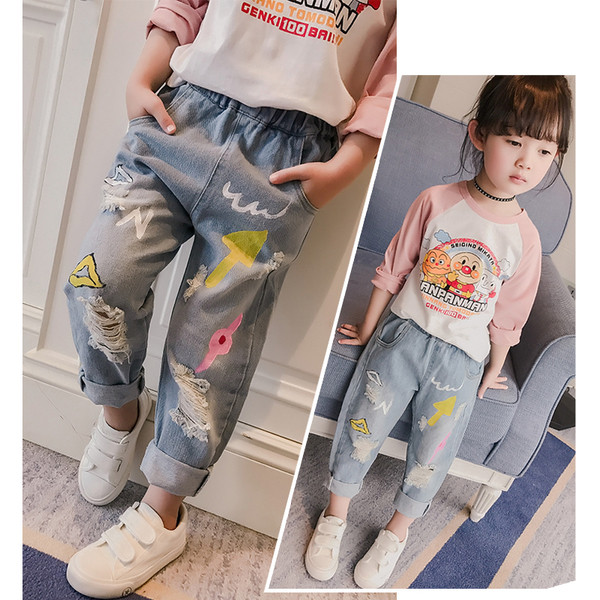 Изключително модерни шалварести дънкови панталони за момиченце с илюстрация и крачол в стил 7/8