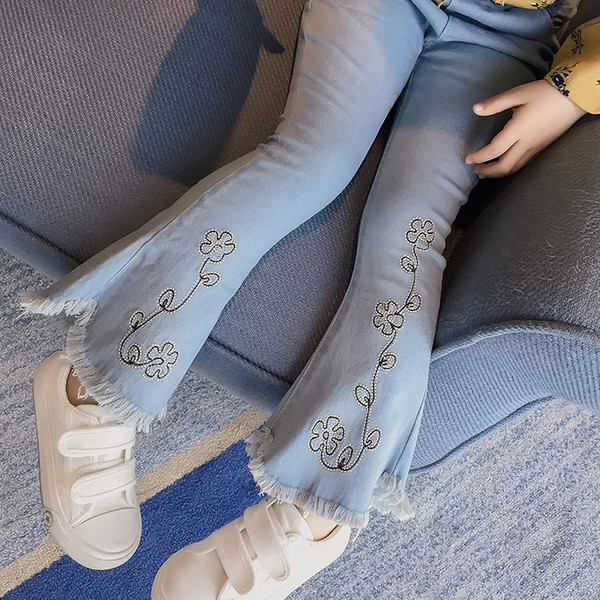 Момичешки изключително красиви дънкови панталони с бродерия и крачол в стил Чарлстон