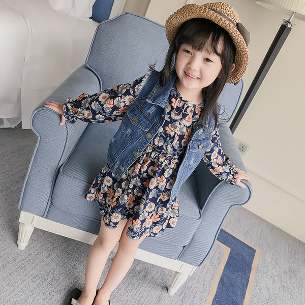 Υπέροχο παιδικό σετ για παιδιά που περιλαμβάνει ένα μοναδικό πολύχρωμο φόρεμα και denim γιλέκο