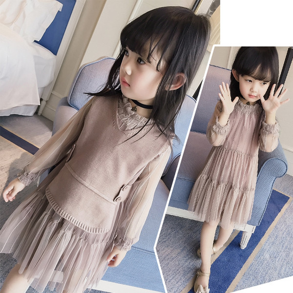 Страхотно детско комплектче за момиченце включващо много нежна рокличка и плетена жилетка