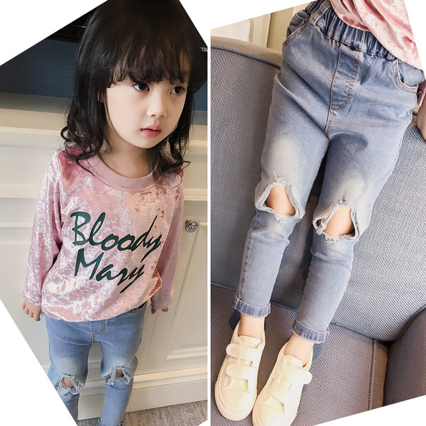 Много модерни детски момичешки дънки с протрити колена 