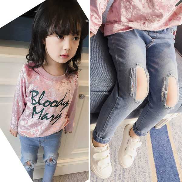 Много модерни детски момичешки дънки с протрити колена 