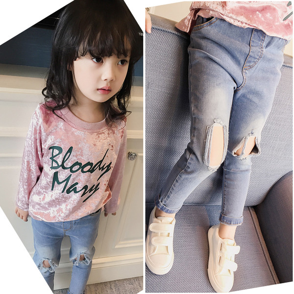 Много модерни детски момичешки дънки с протрити колена 