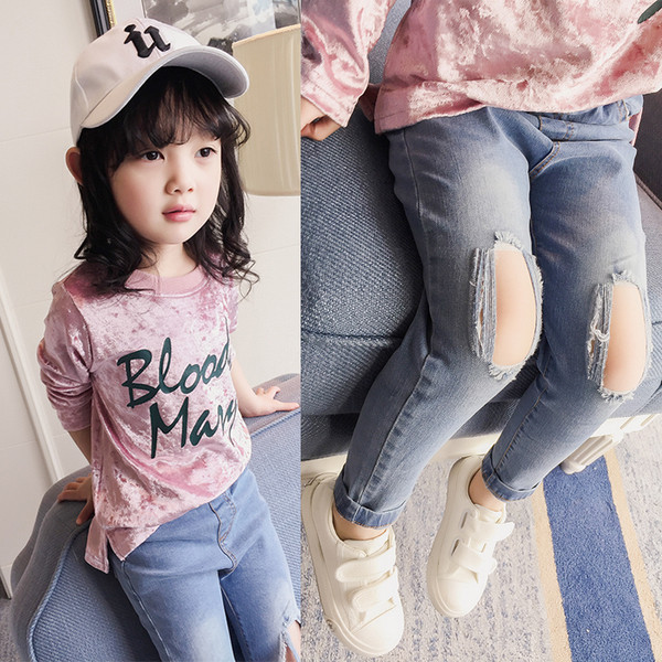 Много модерни детски момичешки дънки с протрити колена 