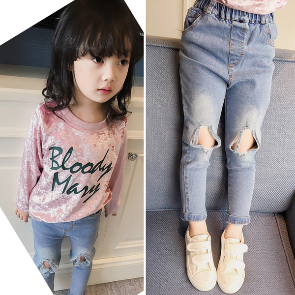 Много модерни детски момичешки дънки с протрити колена 