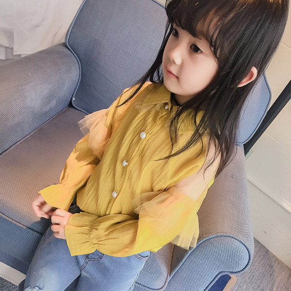 Много нежна риза с дантелка и голо рамо