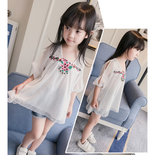 Уникална рокля с бяла дантела и много красива бродерия на цветчета