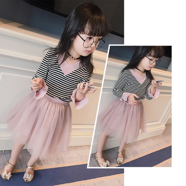 Υπέροχο σετ από δύο κομμάτια που περιλαμβάνει μπλούζα με μακρύ μανίκι και πολύ όμορφη φούστα δαντέλας