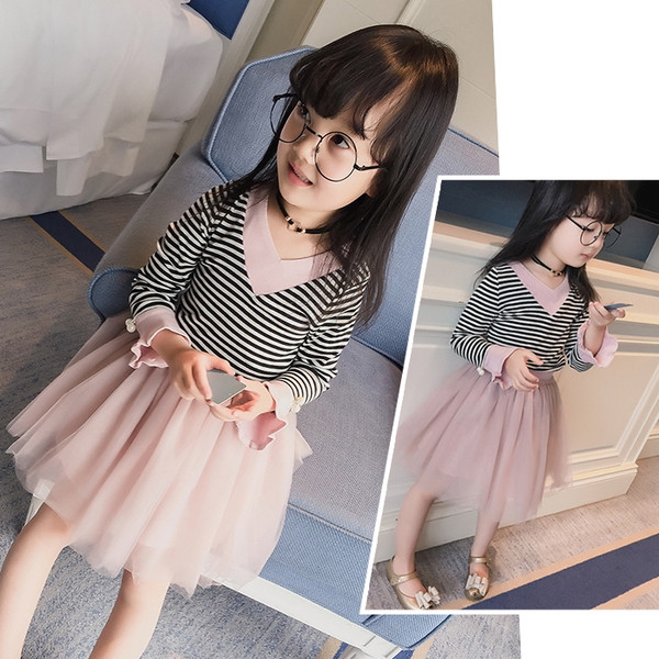 Υπέροχο σετ από δύο κομμάτια που περιλαμβάνει μπλούζα με μακρύ μανίκι και πολύ όμορφη φούστα δαντέλας