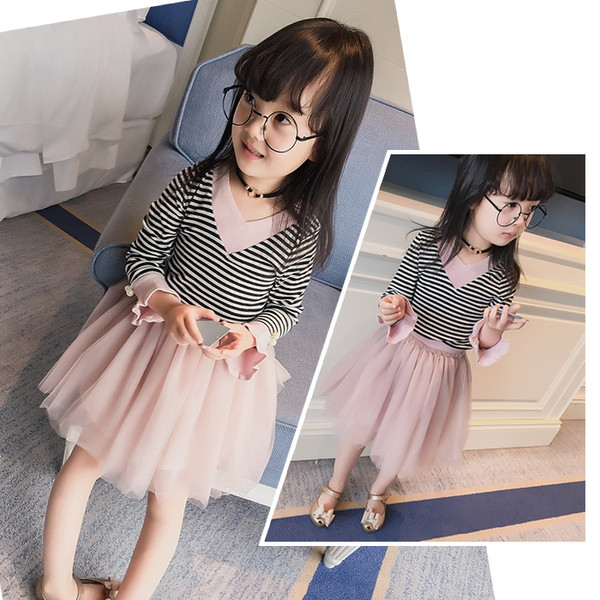 Υπέροχο σετ από δύο κομμάτια που περιλαμβάνει μπλούζα με μακρύ μανίκι και πολύ όμορφη φούστα δαντέλας