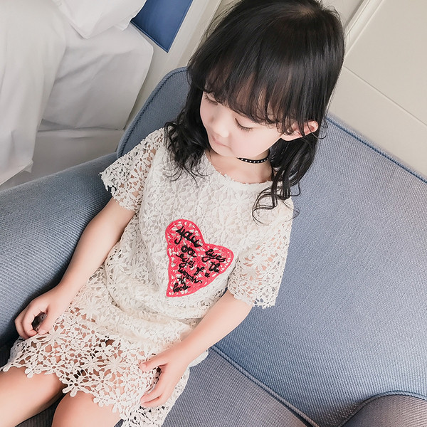 Πολύ όμορφο φόρεμα με κεντήματα και απλικέ καρδούλα