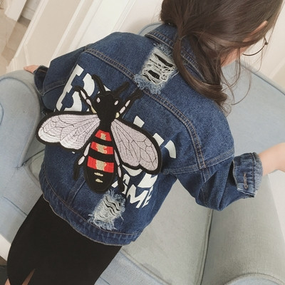 Интересно детско яке за момичета с бродирано насекомо на гърба