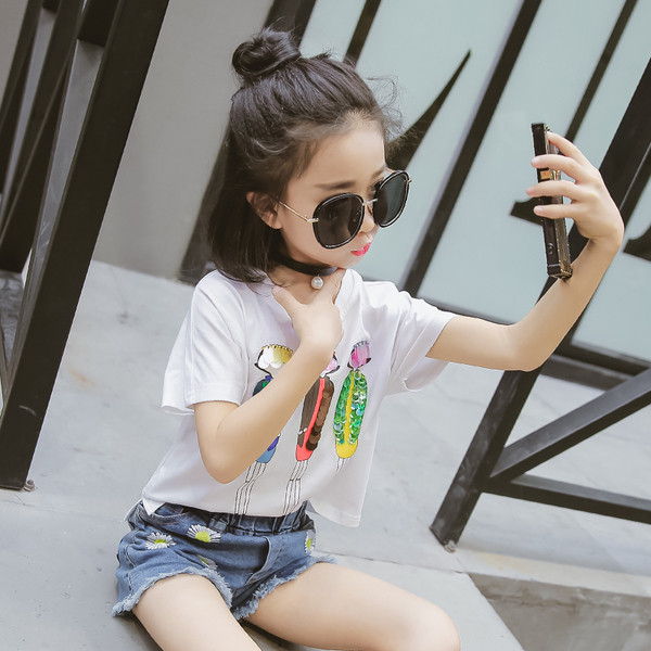 Небрежна лятна тениска за момичета с интересни апликации - бяла