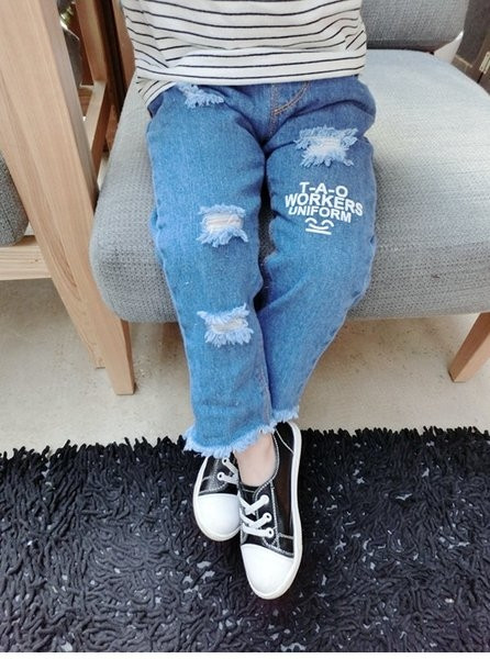 Άνετα παντελόνια τζιν κατάλληλα για αγόρια και κορίτσια