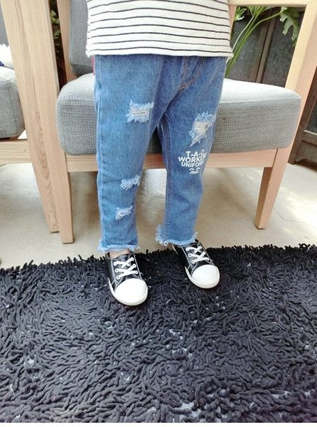 Άνετα παντελόνια τζιν κατάλληλα για αγόρια και κορίτσια