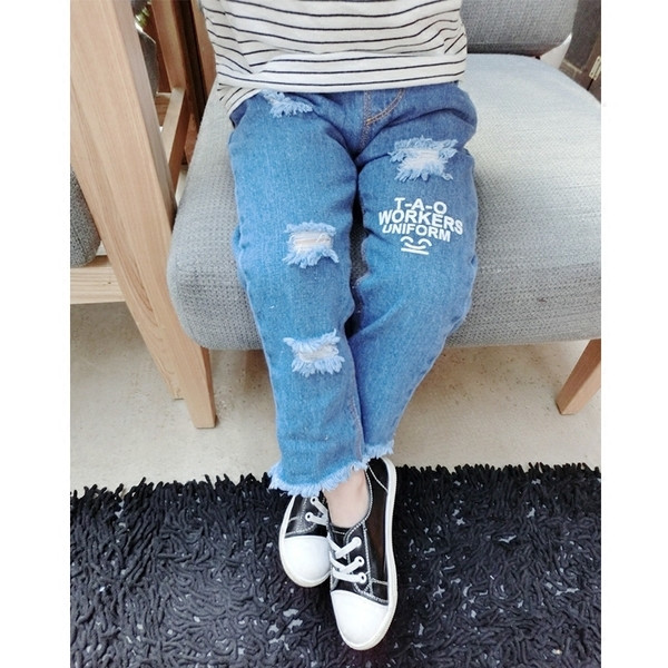 Άνετα παντελόνια τζιν κατάλληλα για αγόρια και κορίτσια