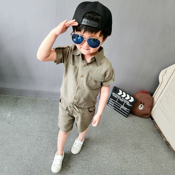 Μοντέρνο σετ για τ αγόρια  - πουκάμισο και κοντό παντελόνι σε δύο χρώματα με σχέδιο καμουφλάζ στην πλάτη