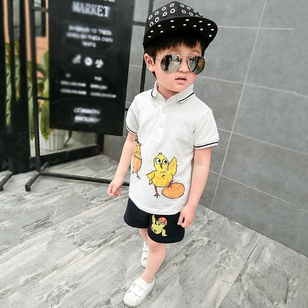 Страхотно костюмче от две части включващо спортна ризка с апликацийки и къси шортички