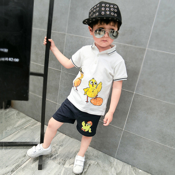 Страхотно костюмче от две части включващо спортна ризка с апликацийки и къси шортички