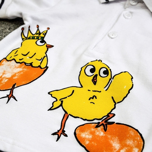 Страхотно костюмче от две части включващо спортна ризка с апликацийки и къси шортички