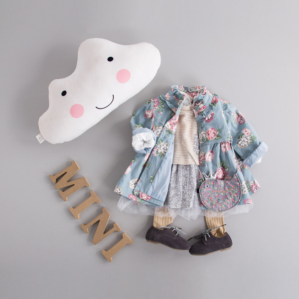 Бебешка жилетка в син и розов вариант с флорални мотиви