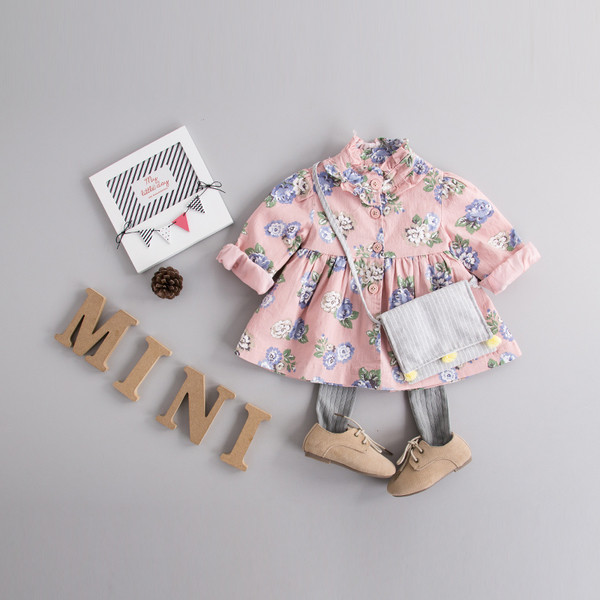 Бебешка жилетка в син и розов вариант с флорални мотиви