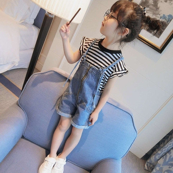 Κομψό σύνολο κοριτσιών που περιλαμβάνει μπλουζάκια με κοντό μανίκι και φανελάκι τζιν ολόσωμο παντελόνι
