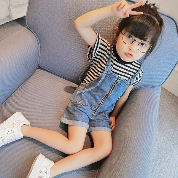 Κομψό σύνολο κοριτσιών που περιλαμβάνει μπλουζάκια με κοντό μανίκι και φανελάκι τζιν ολόσωμο παντελόνι