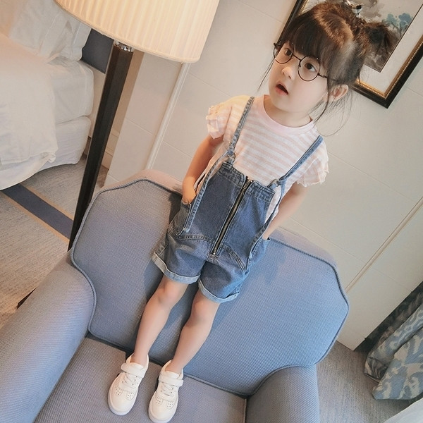 Κομψό σύνολο κοριτσιών που περιλαμβάνει μπλουζάκια με κοντό μανίκι και φανελάκι τζιν ολόσωμο παντελόνι