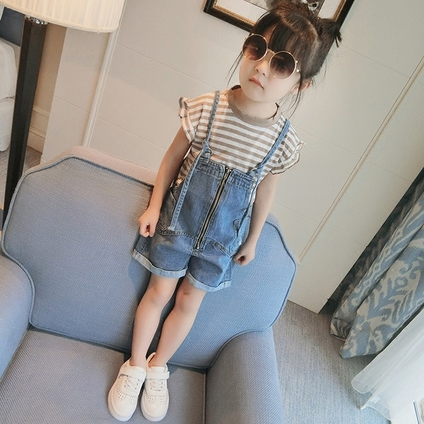 Κομψό σύνολο κοριτσιών που περιλαμβάνει μπλουζάκια με κοντό μανίκι και φανελάκι τζιν ολόσωμο παντελόνι