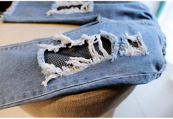 Страхотни и много модерни дамски дънкови панталони с голи колена