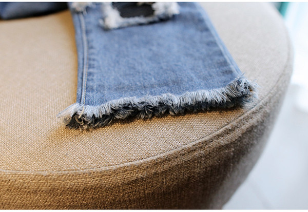 Страхотни и много модерни дамски дънкови панталони с голи колена