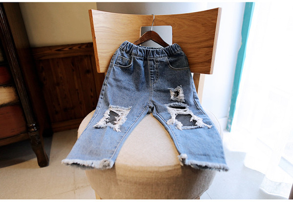 Страхотни и много модерни дамски дънкови панталони с голи колена