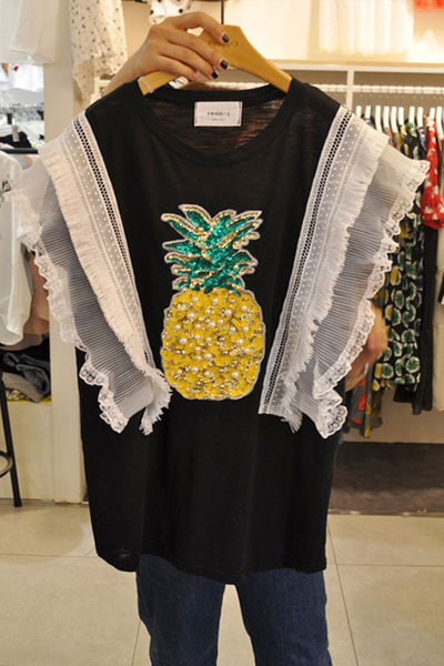 Μια ενδιαφέρουσα κυρίες μοτίβο μπλούζα με απλικέ ανανά