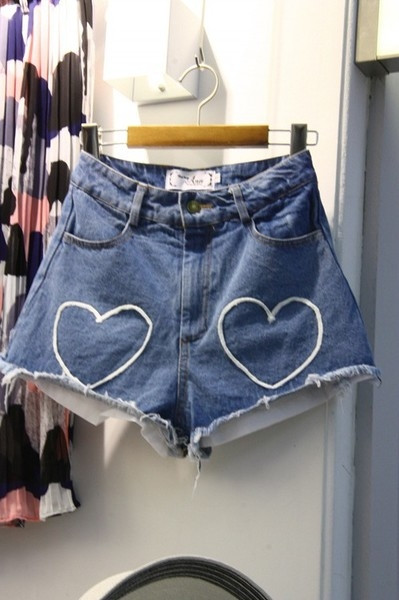 Къси дамски дънкови панталони със сърчица по крачолите