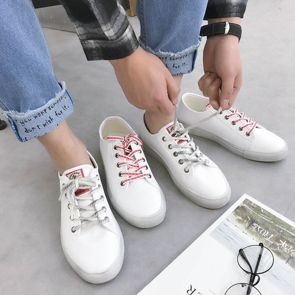 Εκπληκτικά λευκά πάνινα παπούτσια σε στυλ ρετρό με δύο τύπους δεσμών