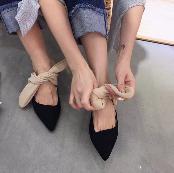 Κομψά γυναικεία παπούτσια με ψηλά τακούνια με πολύ ενδιαφέρουσα δαντελοτά κορδόνια