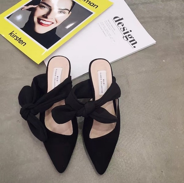 Κομψά γυναικεία παπούτσια με ψηλά τακούνια με πολύ ενδιαφέρουσα δαντελοτά κορδόνια