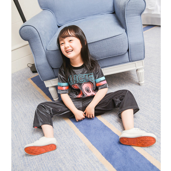 Παιδικό σετ - ένα μπλουζάκι με κοντό μανίκι και μακρύ παντελόνι για κορίτσια