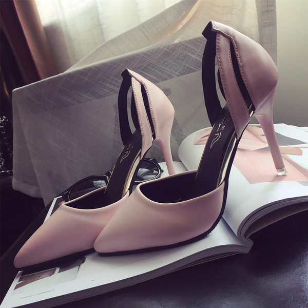 Μεγάλη δερμάτινα ψηλοτάκουνα παπούτσια σε τρία διαφορετικά χρώματα