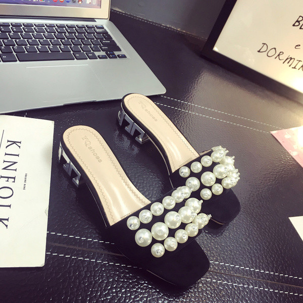 Μοναδικές γυναικείες παντόφλες με μαργαριτάρια και παχύ τακούνι