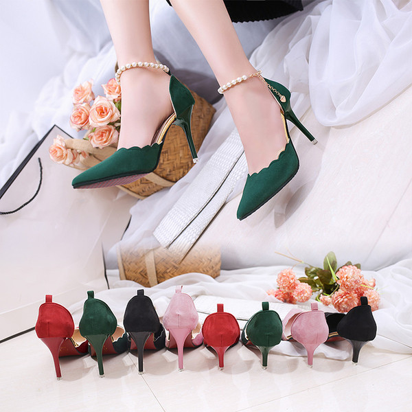 ψηλοτάκουνα παπούτσια Πολύ ευγενική κυρίες με ένα όμορφο μαργαριτάρι κούμπωμα