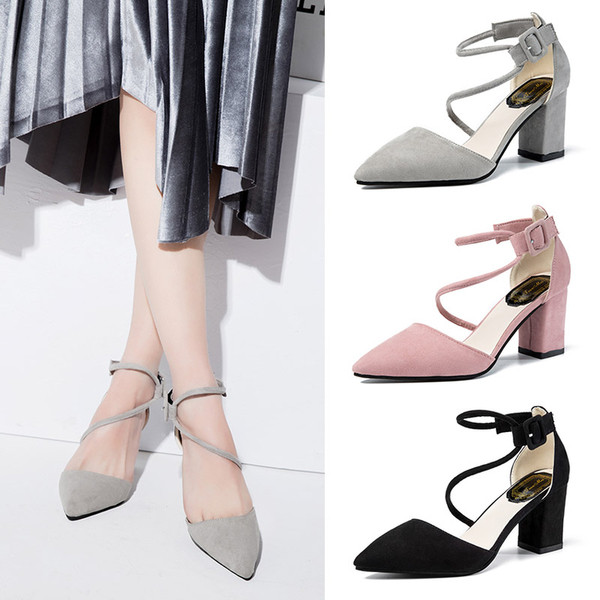 Καθημερινά παπούτσια με χρυσή άκρη και πολύ ενδιαφέρουσα στερέωση γύρω από τον αστράγαλο