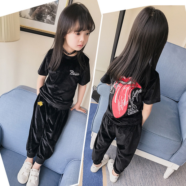 Κομψό αθλητικό βελούδινο σετ - μακρύ παντελόνι και μπλούζα με κοντά μανίκια με ενδιαφέρουσα υποστήριξη