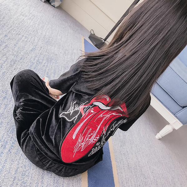 Κομψό αθλητικό βελούδινο σετ - μακρύ παντελόνι και μπλούζα με κοντά μανίκια με ενδιαφέρουσα υποστήριξη