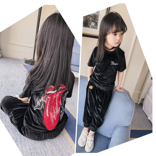 Κομψό αθλητικό βελούδινο σετ - μακρύ παντελόνι και μπλούζα με κοντά μανίκια με ενδιαφέρουσα υποστήριξη