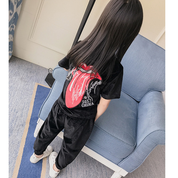 Κομψό αθλητικό βελούδινο σετ - μακρύ παντελόνι και μπλούζα με κοντά μανίκια με ενδιαφέρουσα υποστήριξη